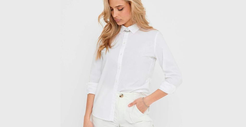 Look de Cassandra Nova Camisa de Seda Blanca